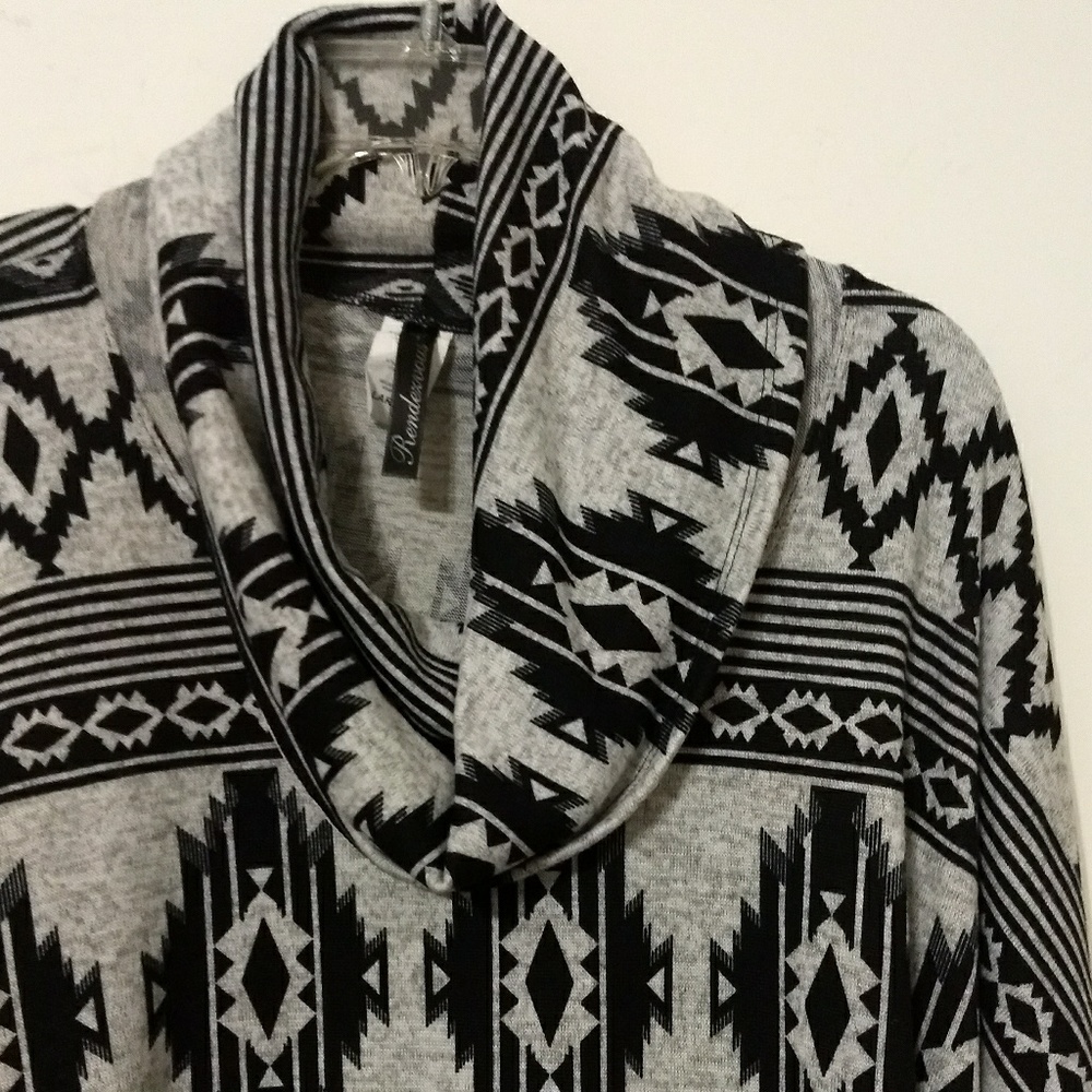 Rendexvous Size L Black & Gray Poncho Top.